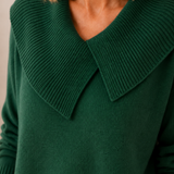 Sanfter weiter Kragenpullover